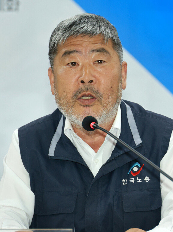 김동명 한국노총 위원장이 2024년 4월 19일 서울 영등포구 한국노총빌딩에서 열린 22대 국회 더불어민주당/더불어민주연합 당선인 축하 간담회에서 인사말을 하고 있다. 뉴시스