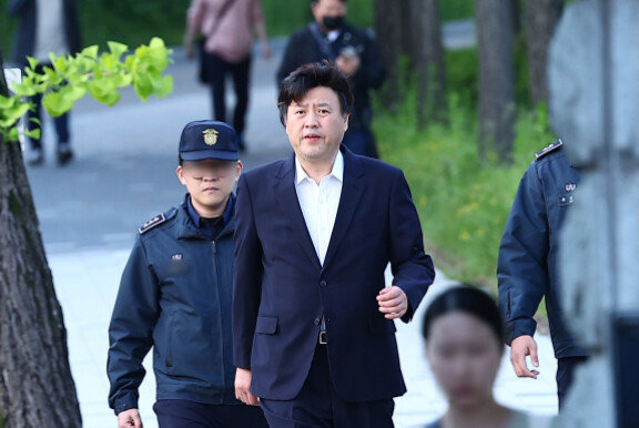 불법 정치자금 수수 혐의로 법정 구속됐던 김용 전 민주연구원장이 2024년 5월 8일 경기 의왕시 서울구치소 밖으로 나서고 있다. 뉴시스