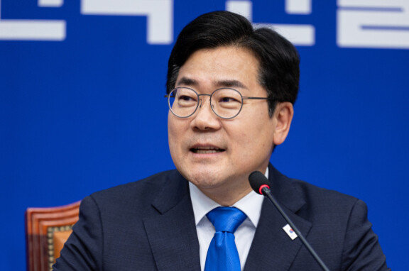 박찬대 전 더불어민주당 대표 직무대행 겸 원내대표가 6월 13일 오전 서울 여의도 국회에서 열린 최고위원회의에서 발언을 하고 있다. 뉴스1
