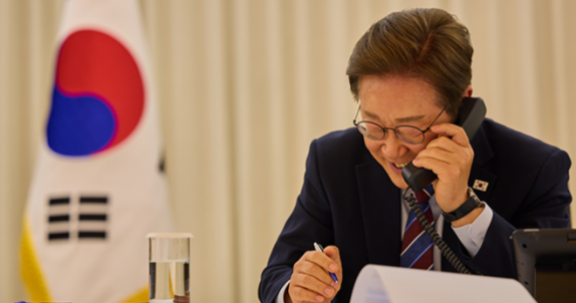 이재명 대통령이 6월 6일 밤 서울 한남동 관저에서 도널드 트럼프 미국 대통령과 전화 통화를 하고 있다. 대통령실