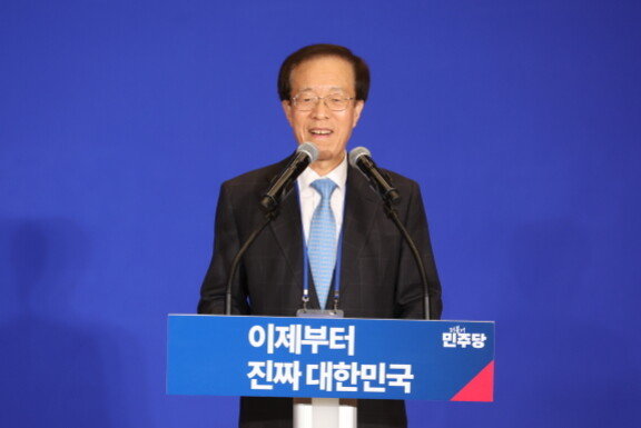 4월 30일 서울 여의도 국회 의원회관에서 열린 더불어민주당 제21대 대통령선거 '진짜 대한민국' 중앙선거대책위원회 출범식에서 이석연 공동선대위원장이 발언하고 있다. 뉴시스