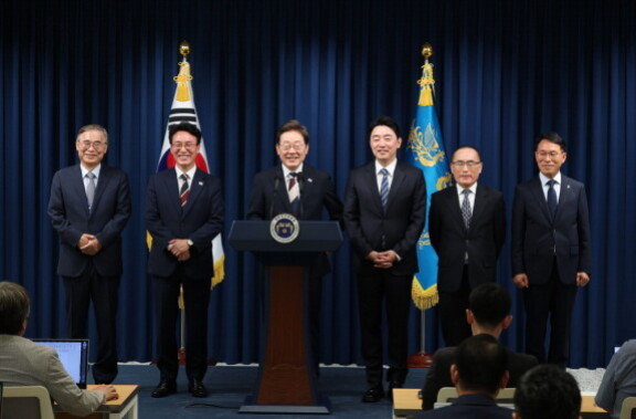 이재명 대통령이 6월 4일 서울 용산 대통령실 청사에서 국무총리 후보자 등 인선에 대해 발표하고 있다. 왼쪽부터 이종석 국가정보원장 후보자, 김민석 국무총리 후보자, 이 대통령, 강훈식 비서실장, 위성락 안보실장, 황인권 경호처장. 대통령실사진기자단