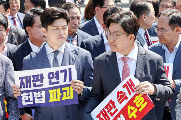 6월 11일 김용태 국민의힘 비상대책위원장(왼쪽)과 권성동 당시 원내대표가 서울 서초구 서울중앙지방법원 앞에서 열린 ‘헌법 파괴 저지를 위한 현장 의원총회’에 참석해 나란히 서 있다. 뉴스1