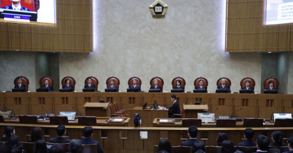 조희대 대법원장을 비롯한 대법관들이 5월 1일 이재명 당시 더불어민주당 대선후보의 공직선거법 사건 전원합의체 선고를 위해 서울 서초구 대법원 대법정에 입장했다. 뉴스1