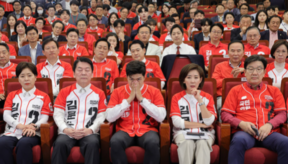 6월 3일 서울 여의도 국회 도서관에 마련된 국민의힘 대통령선거 개표 상황실에서 선거대책위원장들이 21대 대통령선거 방송3사 출구조사 결과를 보고 있다. (왼쪽부터) 양향자 전 의원, 안철수 의원, 김용태  비대위원장, 나경원 의원, 권성동 의원. 동아DB