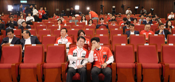 6월 3일 제21대 대통령선거 방송3사 출구조사가 끝나자 많은 의원이 개표상황실을 떠났으나 김용태 국민의힘 비상대책위원장과 공동선거대책위원장인 안철수 의원은 상황실에 남아 대화하고 있다. 뉴스1
