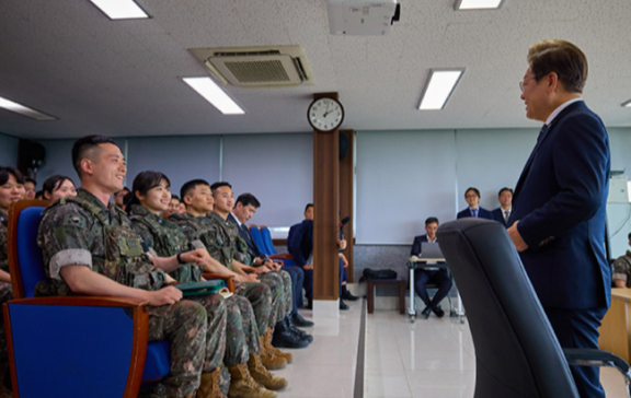 이재명 대통령이 6월 13일 경기도 연천군 육군 25사단을 방문해 장병들을 격려하고 있다. 뉴스1