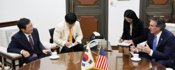 필자(맨 왼쪽)는 지난해 10월 15일 전쟁기념관을 방문한 더그 버검 내무장관(당시 미국 노스다코타 주지사)과 의견을 나눴다. 전쟁기념사업회