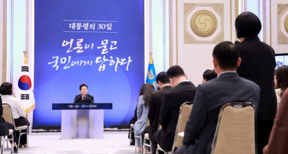 이재명 대통령이 7월 3일 청와대 영빈관에서 열린 '대통령의 30일, 언론이 묻고 국민에게 답하다' 기자회견에서 출입기자들 질문을 듣고 있다. 대통령실통신사진기자단