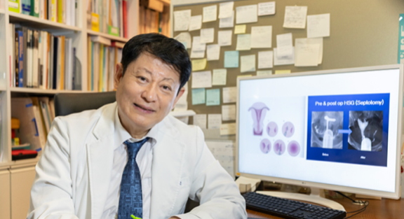 난임 전문의 조정현 원장이 중격자궁에 대해 설명하고 있다. 중격자궁은 평행선이던 좌·우 뮐러관 아래쪽 융합된 부분이 합쳐질 때 중간 벽이 완전히 녹지 않아 중격이 남아 있는 형태의 자궁 기형이다. 조영철 기자 