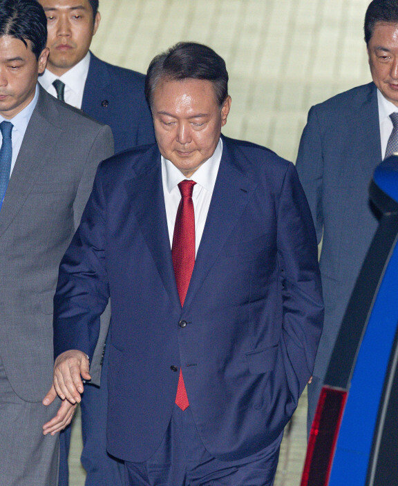 윤석열 전 대통령이 7월 9일 서울 서초구 서울중앙지방법원에서 열린 2차 구속 전 피의자 심문(영장실질심사)을 마친 뒤 서울구치소로 향하고 있다. 사진공동취재단