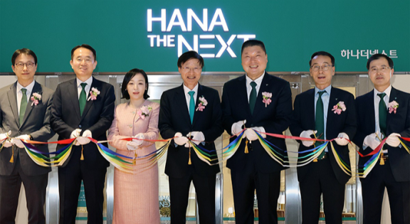 2024년 10월 21일 서울 중구 하나은행 을지로금융센터에 마련된 ‘하나더넥스트 라운지’ 1호점에서 이승열 하나은행장(왼쪽 네 번째)과 광고모델을 맡은 방송인 강호동(왼쪽 다섯 번째)이 개점을 축하하는 테이프 커팅을 하고 있다. 하나금융