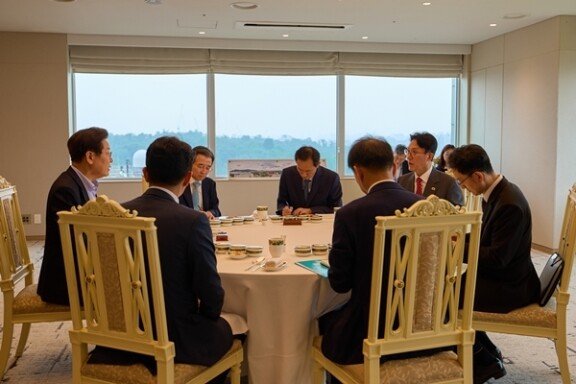 이재명 대통령이 7월 7일 서울 용산 대통령실 청사에서 김민석 국무총리와 주례 보고 회동을 하고 있다. 대통령실 