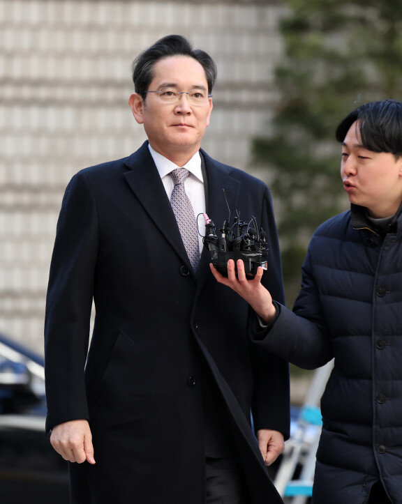 이재용 삼성전자 회장이 2월 3일 자본시장과 금융투자업에 관한 법률 위반 등 혐의로 서울 서초구 서울고등법원에서 열린 항소심 선고공판에 출석하고 있다.  뉴스1