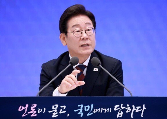 이재명 대통령이 7월 3일 청와대 영빈관에서 열린 ‘대통령의 30일, 언론이 묻고 국민에게 답하다’ 기자회견에서 출입기자들의 질문을 받고 있다. 뉴시스