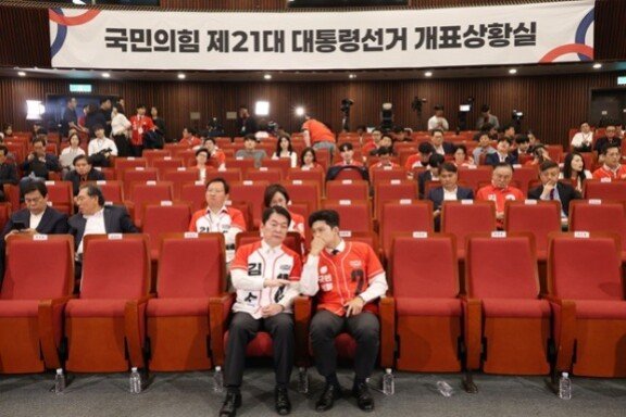 6월 3일 대선 패배가 확정되자 국민의힘 상황실이 비워지는 와중에 안철수 의원(왼쪽)과 김용태 당시 국민의힘 비상대책위원장이 맨 앞줄에서 자리를 지키고 있다. 뉴스1