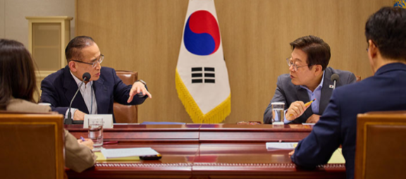 이재명 대통령이 7월 10일 서울 용산 대통령실 청사에서 열린 국가안전보장회의(NSC) 전체회의에 참석해 위성락 국가안보실장과 논의하고 있다. 대통령실