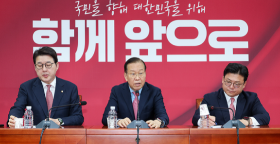 권영세 당시 국민의힘 비상대책위원장(가운데)이 5월 10일 서울 여의도 국회에서 당시 김문수 국민의힘 대선후보 자격 취소와 한덕수 전 국무총리 입당 및 대선후보 등록 과정에 대해 기자회견을 하고 있다. 신동욱 당시 수석대변인(왼쪽)과 강명구 의원. 뉴스1