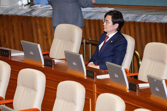 조경태 의원이 2024년 12월 14일 서울 여의도 국회 본회의장에서 윤석열 대통령 탄핵소추안이 가결된 뒤 생각에 잠겨 있다. 뉴스1