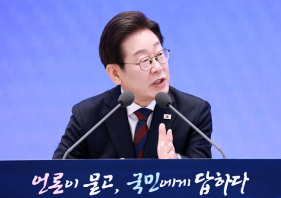 이재명 대통령은 7월 3일 청와대 영빈관에서 열린 ‘대통령의 30일, 언론이 묻고 국민에게 답하다’ 기자회견에서 6월 27일 대출 규제에 대해 ‘맛보기’라고 언급했다. 대통령실통신사진기자단