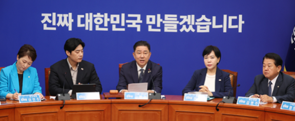 김병기 더불어민주당 당대표 직무대행 겸 원내대표(가운데)가 7월 11일 최고위원회의를 주재하고 있다. 뉴시스