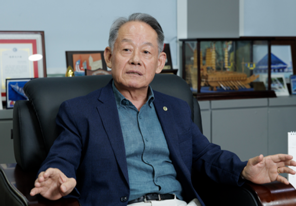 최윤희 전 합동참모의장이 자신이 총재를 맡은 한국해양연맹 사무실에서 기자의 질문에 답하고 있다. 조영철 기자