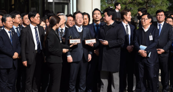 2025년 3월 26일 이재명 당시 더불어민주당 대표가 서울 서초구 서울고등법원에서 열린 공직선거법 위반 혐의 항소심 선고 공판에서 무죄를 선고받은 뒤 소감을 밝히고 있다. 뉴시스