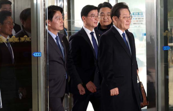 2024년 11월 25일 위증교사 혐의 재판 1심 선고에서 무죄판결을 받은 이재명 당시 더불어민주당 대표가 서울 여의도 국회로 복귀하고 있다. 뉴시스