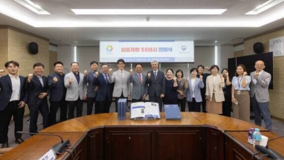 이영열 대표(왼쪽 여덟 번째)와 김희섭 국립중앙도서관장(왼쪽 아홉 번째), 삼호개발 임직원 등이 6월 17일 서울 서초구 국립중앙도서관에서 ‘삼호개발 55년사 전달식’에 참석했다. 삼호개발 제공