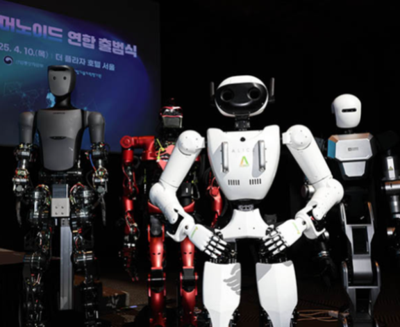 4월 10일 서울 중구 더플라자호텔에서 열린 ‘K-휴머노이드 연합 출범식’에서 국내 휴머노이드 로봇 제작사의 로봇들이 전시돼 있다. 동아DB
