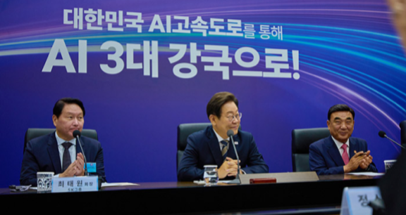 이재명 대통령(가운데)이 6월 20일 울산 울주군 울산전시컨벤션센터에서 열린 인공지능(AI) 글로벌 협력 기업 간담회에서 참석자의 발언을 듣고 있다. 대통령실