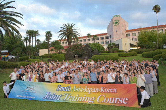 국제창가학회(SGI) 결성 50주년 기념 국제교류프로그램 참가자들이 8월 16일 제주 서귀포시의 제주한일우호연수원에 모여 기념 촬영을 하고 있다. SGI