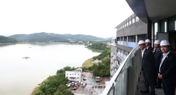 아시아태평양경제협력체(APEC) 정상회의 준비위원장을 맡은 김민석 국무총리가 7월 15일 경북 경주시 2025 APEC 정상회의 현장을 찾아 각급 숙박시설 및 서비스 준비 현황을 점검하고 있다. 국무총리실