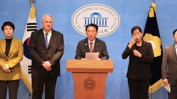 2025년 6월 23일 국회 외교통일위원회 소속 국민의힘 의원들이 이재명 대통령의 나토(NATO·북대서양조약기구) 불참을 결정하자 이를 재고해 달라며 기자회견을 열었다. 김석기 의원실