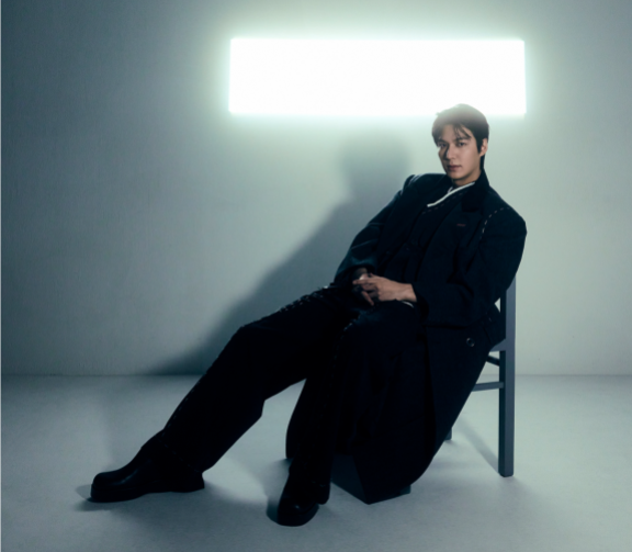 이민호는 “매사를 선입견이나 편견 없이 있는 그대로 보고 듣고 느끼는 편이며, 그것을 가장 소중한 가치로 여기며 산다”고 말했다. MYM 엔터테인먼트