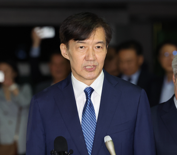 2025년 8월 15일 광복절 특사로 사면된 조국 전 조국혁신당 대표가 서울 구로구 남부교도소 앞에서 소감을 밝히고 있다. 뉴시스