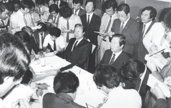 1987년 7월 11일 김영삼 통일민주당 총재와 김대중 민추협 공동의장이 사면 복권 후 처음으로 공식 회동, 5개 항의 합의사항을 발표하고 있다. 동아DB