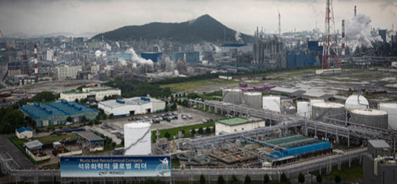 여수국가산업단지 전경. 흰 연기가 피어오르고 있는 곳이 가동 중인 공장이다. 박해윤 기자