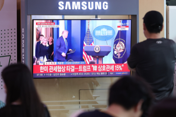 미국과의 관세협상이 기존 25%에서 15%로 타결된 7월 31일 오전 서울 용산구 서울역에서 시민들이 관련 뉴스를 시청하고 있다. 뉴시스