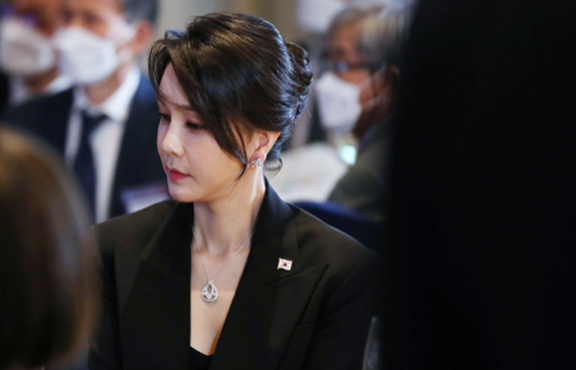 김건희 특별검사팀은 서희건설이 김 여사가 2022년 6월 해외순방 당시 착용했다가 재산 신고 누락 논란이 불거졌던 ‘반클리프앤아펠’ 목걸이를 직접 구매해 김 여사에게 전달했다는 자수서를 받았다고 8월 12일 밝혔다. 사진은 2022년 6월 29일(현지 시간) 스페인 동포 초청 만찬 간담회에 참석한 김 여사. 뉴시스