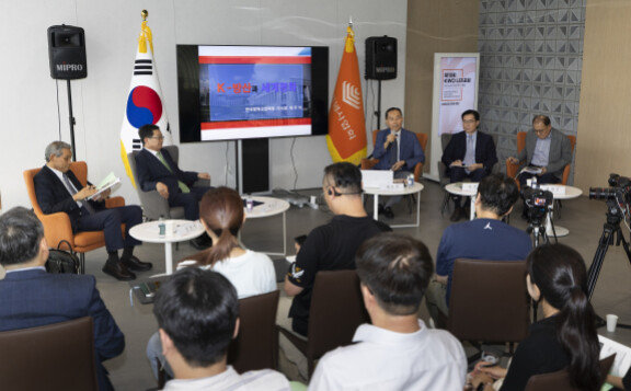 채우석 한국방위산업학회 이사장이 제10회 나지포럼에서 'K-방산과 전쟁 예방‘을 주제로 발표하고 있다. 조영철 기자