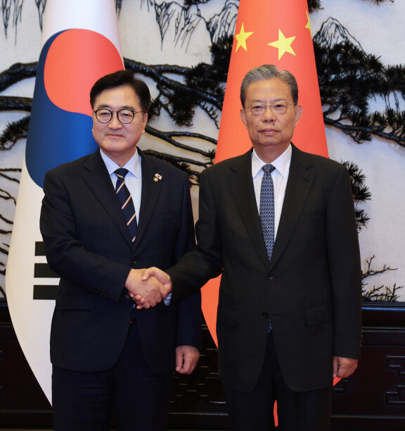 우원식 국회의장이 9월 4일 중국 베이징 인민대회당에서 자오러지 중국 전국인민대표대회 상무위원장과 기념 촬영을 하고 있다. 국회의장실 제공