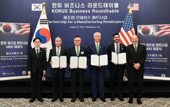 8월 25일(현지 시각) 미국 워싱턴 DC에서 ‘한미 비즈니스 라운드테이블’ 직후 진행된 SMR 사업협력을 위한 양해각서(MOU) 체결식에서 참석자들이 기념 촬영을 하고 있다. 왼쪽부터 김정관 산업통상자원부 장관, 박지원 두산에너빌리티 회장, 황주호 한수원 사장, 클레이 셀엑스에너지 최고경영자(CEO), 레이 포코우리 아마존 에너지정책 관리자, 하워드 러트닉 미국 상무부 장관. 두산에너빌리티