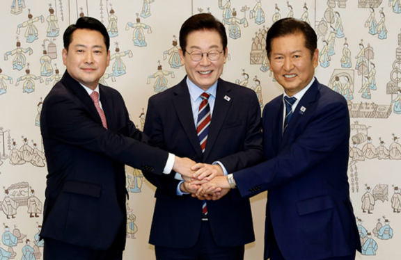 9월 8일 서울 용산 대통령실에서 정청래 민주당 대표와 장동혁 국민의힘 대표가 이재명 대통령 주재로 악수하고 있다. 뉴시스