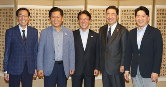 9월 14일 서울 종로구 삼청동 총리공관에서 열린 당정대 고위급 만찬 회동에서 우상호 정무수석, 정청래 더불어민주당 대표, 김민석 국무총리, 김병기 민주당 원내대표, 강훈식 대통령비서실장(왼쪽부터)이 기념 촬영을 하고 있다. 뉴스1