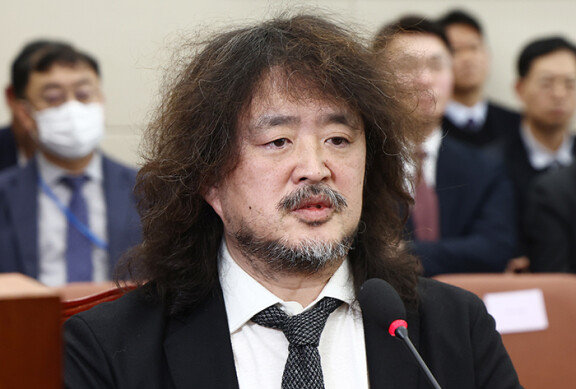 2024년 12월 13일 오전 서울 여의도 국회에서 열린 과학기술정보방송통신위원회 전체회의에 출석한 유튜버 김어준 씨. 뉴스1