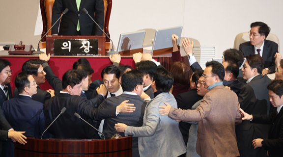 지난해 12월 27일 서울 여의도 국회에서 열린 임시회 제2차 본회의에서 국무총리(한덕수) 탄핵소추안 의결정족수와 관련해 국민의힘 의원들과 더불어민주당 의원들이 몸싸움을 벌이고 있다. 뉴시스