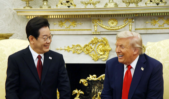 8월 25일(현지 시간) 이재명 대통령(왼쪽)과 도널드 트럼프 미국 대통령이 미국 워싱턴DC 백악관에서 한미 정상회담을 하고 있다. 뉴시스