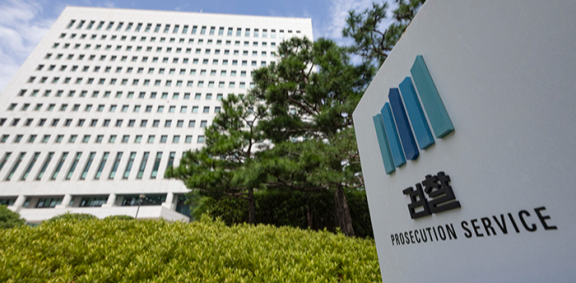 9월 7일 더불어민주당·정부·대통령실은 검찰청을 해체하고 검찰의 기소 및 중대범죄 수사 기능은 신설되는 공소청과 중대범죄수사청(중수청)으로 분리하는 내용의 정부 조직 개편안을 발표했다. 서울 서초구 대검찰청 청사. 뉴시스