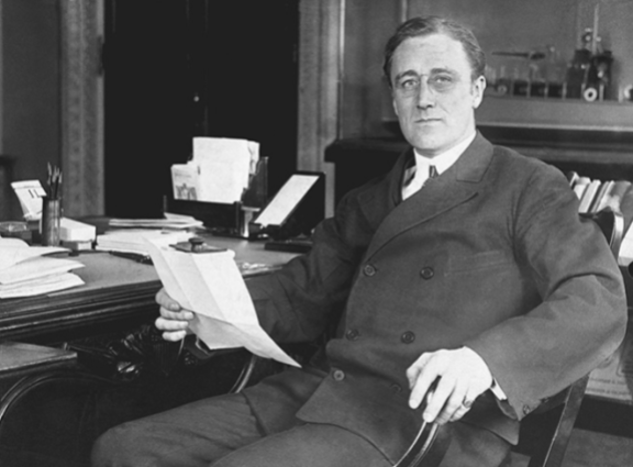 프랭클린 루스벨트 미국 대통령이 해군 차관보로 재직하던 1913년 당시 워싱턴 집무실 책상에 앉아 있는 모습. Gettyimage